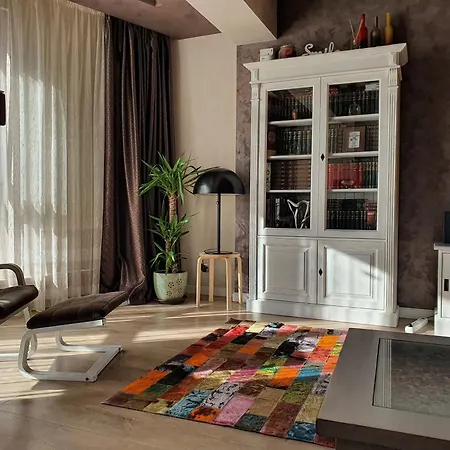 Majestic Apartment *